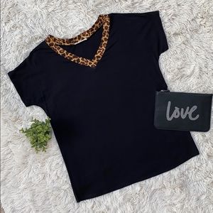BOMBOM Leopard Trim V-neck NWOT 💗 Black & Brown